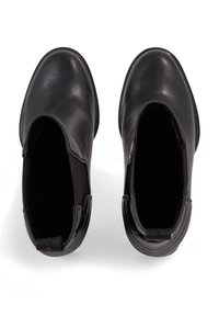 Czarne skórzane botki za kostkę z elastycznymi panelami bocznymi, okrągłym noskiem i gładką fakturą. Brak widocznych elementów metalowych lub wzorów. Czysty, minimalistyczny design.