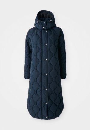 Tikkidega tume navy pikk jope kapuutsiga, varustatud nööpide, elastsete mansettide ja mustrilise tekstuuriga, et tagada lisasoojus.