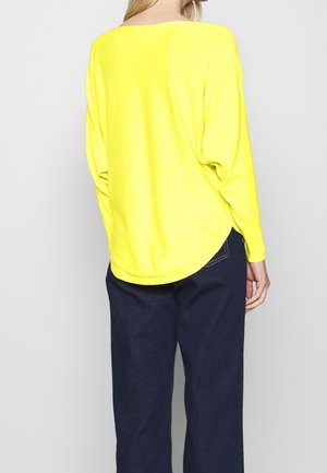 Stickad tröja - light yellow