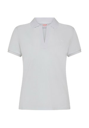 Polo shirt grigio chiaro con maniche corte e colletto a V. Presenta un logo discreto sul petto e un tessuto testurizzato.