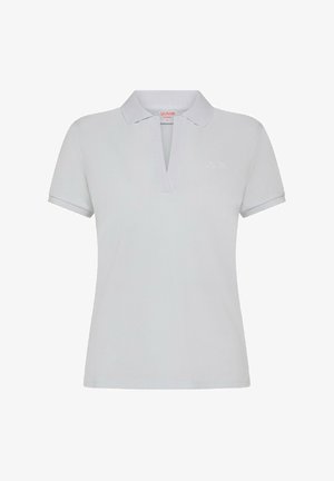 Polo shirt grigio chiaro con maniche corte e colletto a V. Presenta un logo discreto sul petto e un tessuto testurizzato.