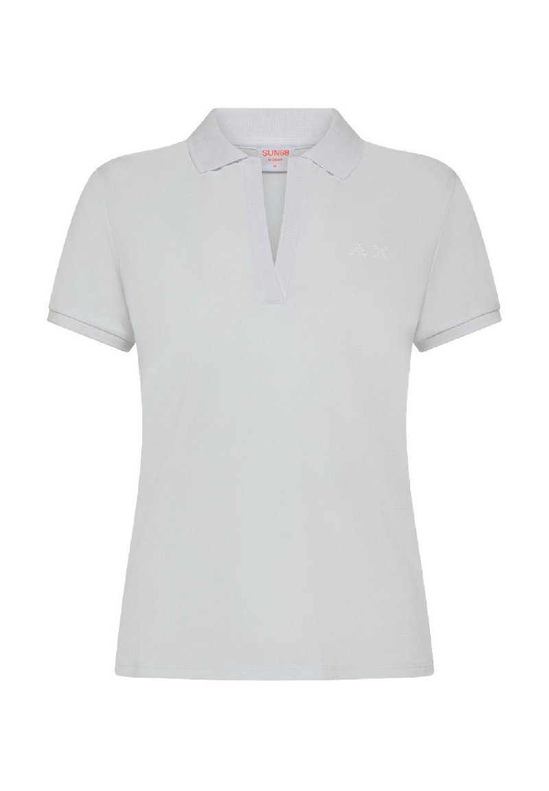 Polo shirt grigio chiaro con maniche corte e colletto a V. Presenta un logo discreto sul petto e un tessuto testurizzato.
