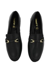 Mocassini in pelle nera presentano un design minimalista, punta tonda e accessori in tonalità dorata con una fascia decorativa sulla parte superiore.