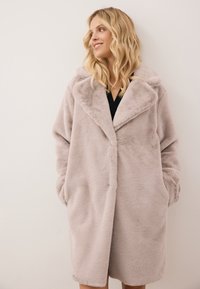 Lichtgrijze, donzige jas met een sjaalkraag, zijzakken en een zachte textuur. Heeft een open voorkant voor gemakkelijke draagbaarheid en een ontspannen pasvorm.