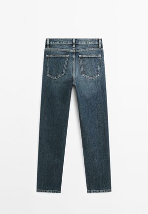 Jean en denim bleu foncé avec une coupe droite, présentant deux poches arrière et un ourlet brut au niveau des chevilles. Style classique à cinq poches.