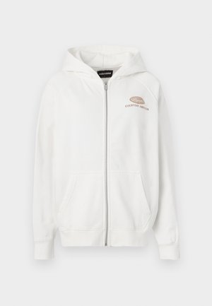 Hvit zip-up hettegenser laget av myk stoff, med frontlogoen "EVERYDAY AMBITION" i lys brunt. Inkluderer kengurulommer og ribbede mansjetter.