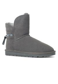 Stivale alla caviglia in suede grigio con rivestimento in pelliccia, cima curva, accenti del logo sul lato e suola in gomma texturizzata per una migliore aderenza.