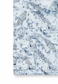 Hellblaues Hemd mit einem Paisleymuster in Marineblau und Weiß, das eine glatte Textur aufweist. Enthält Knopfverschluss und Details am Kragen.