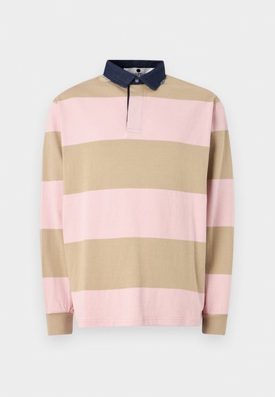 Camisa polo de manga larga a rayas en rosa y beige, con un cuello y tapeta de botones en denim oscuro, hecha de suave material de algodón.