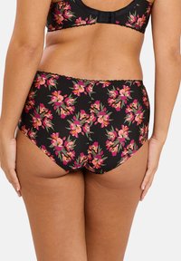 Culotte noire taille haute avec un imprimé floral en rose et vert. Présente de la dentelle le long de la taille et une texture de tissu douce.