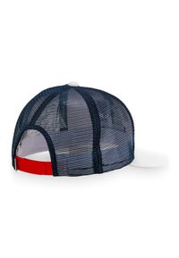 Vue arrière d'une casquette blanche à l'avant avec des panneaux en mesh bleu marine et une fermeture réglable à pression rouge.