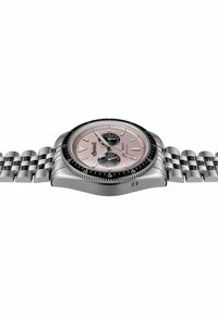 Srebrny zegarek ze stali nierdzewnej z różowym cyferblatem, czarną obręczą i trzema subdials. Posiada bransoletę z metalowych ogniw oraz wyraźne znaczniki godzin.