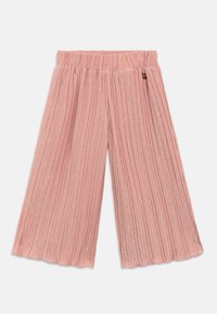 Ροζ παντελόνια σε φαρδιά γραμμή με πτυχώσεις και υφή με λάμψη, σχεδιασμένα για παιδιά.