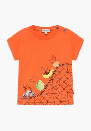 Jasnopomarańczowa niemowlęca koszulka z nadrukiem kolejki górskiej przedstawiającym dinozaura w wagoniku, niedźwiedzia, żyrafę na bananie i słonia na wózku.