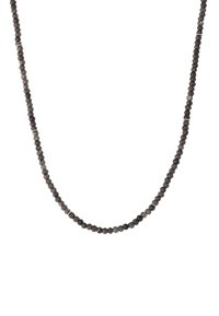 Juodų facetuotų brangakmenių vėrinys, sudarytas iš apvalių karoliukų su kartais pasitaikančiais sidabro akcentais, suformuotas paprastu, nepertraukiamu dizainu.