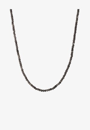 Facetētas melnas dārgakmens kaklarotas ar apaļiem pērlēm un reizēm sudraba akcentiem, izvietotas vienkāršā, nepārtrauktā dizainā.