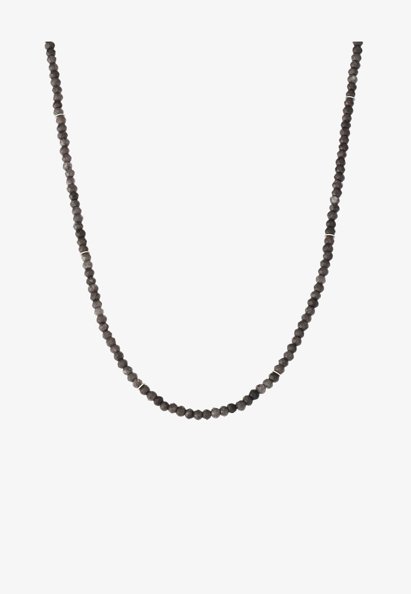 Fasetázott fekete drágakő nyaklánc, amely kerek gyöngyökből áll, alkalmanként ezüst díszítéssel, egyszerű, folytonos formatervezéssel fűzve.