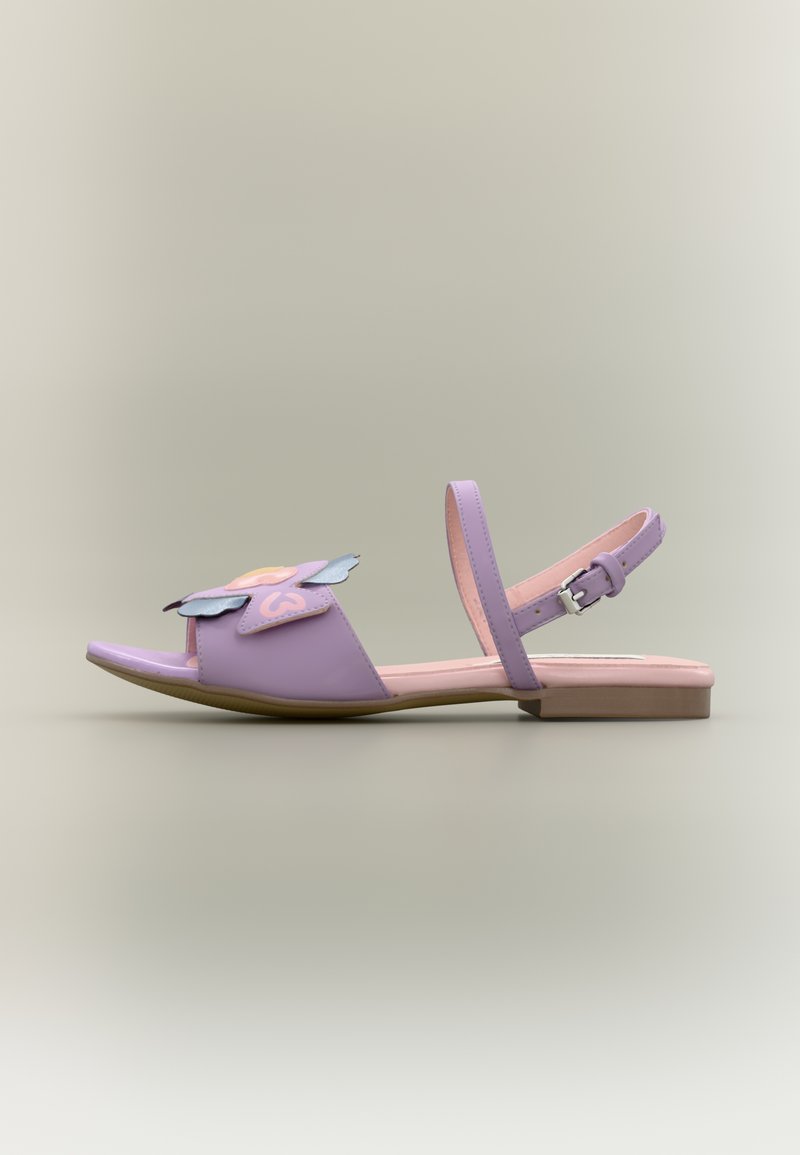 Μωβ συνθετικά σανδάλια με ανοιχτό μπροστινό μέρος, διακοσμημένα με λουλούδι σε ροζ και μπλε, και ρυθμιζόμενο λουράκι στον αστράγαλο. Με επίπεδο τακούνι.