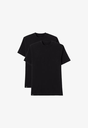Twee zwarte katoenen t-shirts met korte mouwen, ronde hals en een rechte snit. Eenvoudig ontwerp zonder zichtbare patronen of accenten.