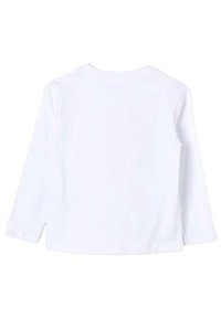 Camicetta bianca a maniche lunghe con scollo rotondo, texture liscia e orlo dritto. Nessun motivo o decorazione visibile.