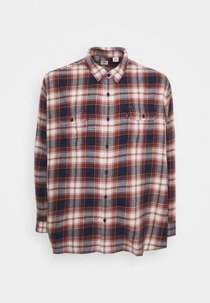 Camisa de manga larga con botones, con patrón de cuadros en rojo, blanco, gris y azul marino y dos bolsillos en el pecho con botones.