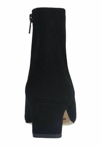 Botte chelsea en suede noir avec un petit talon carré, fermeture zippée à l'arrière et une texture lisse. Design classique avec une silhouette ajustée.