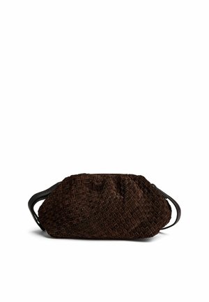 Pochette en cuir tressé marron foncé souple avec une fine sangle noire pour poignet, présentée sur fond blanc.