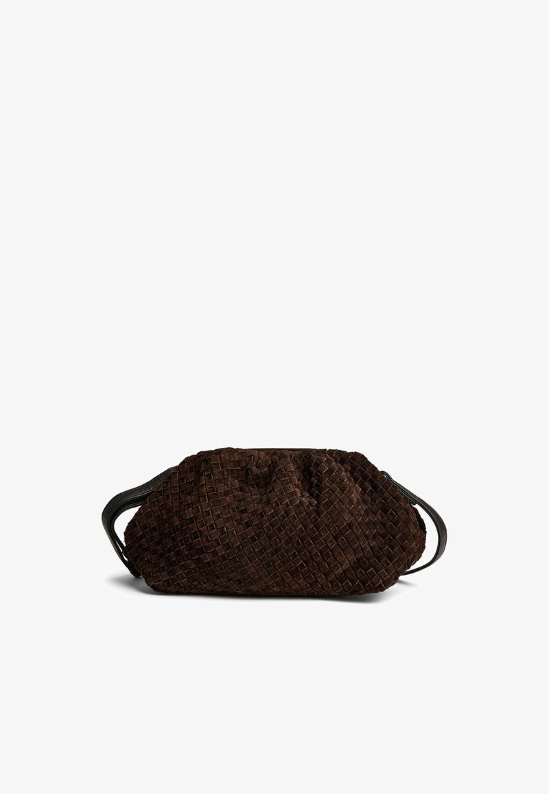 Pochette en cuir tressé marron foncé souple avec une fine sangle noire pour poignet, présentée sur fond blanc.