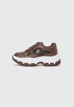 Sneaker marroni con una parte superiore scura a motivo, una suola intermedia spessa bianca, una suola esterna testurizzata e dettagli in hardware tono oro.
