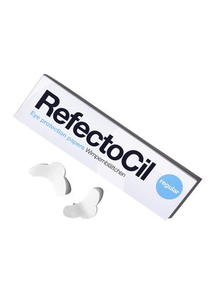 RefectoCil oogg beschermingspapier met twee gebogen witte wimpertjeskussentjes geplaatst naast de rechthoekige productdoos.