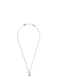 Collana d'argento con una catena sottile e un pendente rettangolare che presenta un piccolo elemento decorativo. Il design è minimalista e fluido.