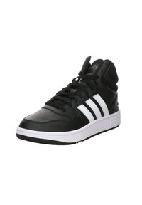 Čierne vysoké tenisky s bielym trojpruhovým dizajnom, hladký kožený zvršok, gumová podrážka a polstrovaný golier. Šnúrky sú čierne.