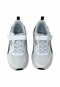 Scarpe da atletica bianche e nere con tomaia in rete, chiusura con lacci e velcro, e logo prominente. Punta arrotondata e suola in gomma per una buona aderenza.