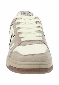 Sneaker in pelle e camoscio beige e crema con lacci bianchi, punta arrotondata, tomaia perforata e suola in gomma marrone con grip testurizzato.