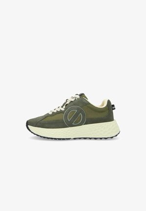 Sneakers verde in suede con pannelli in rete, dotati di un grande logo circolare, suola in gomma crema e lacci beige. Suola testurizzata per la presa.