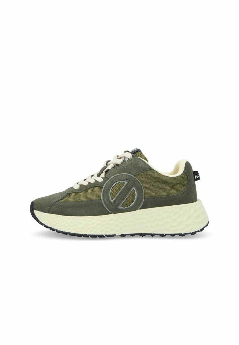 Baskets en daim vert avec des panneaux en maille, ornées d'un grand logo circulaire, semelle en caoutchouc crème et lacets beige. Semelle texturée pour une meilleure adhérence.