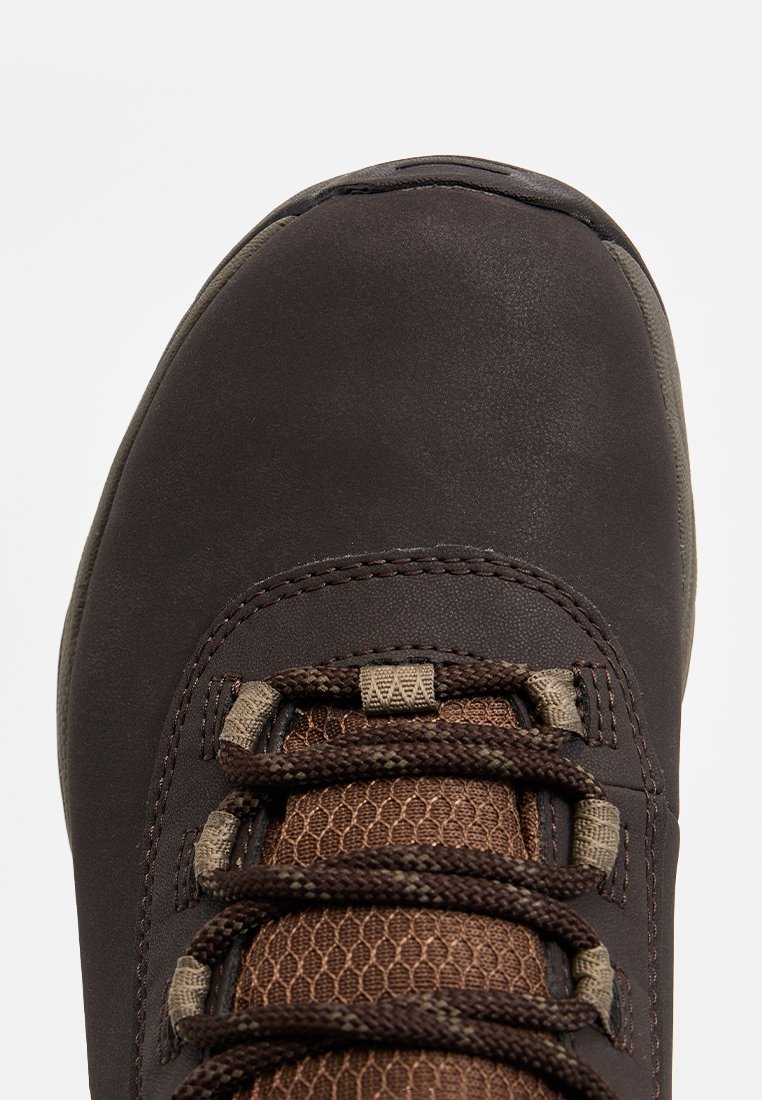 Brąsowe buty outdoorowe z teksturowaną cholewką, okrągłym noskiem i wyściełanym językiem. Posiada metalowe oczka i kontrastujące brązowe sznurówki.