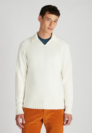 Witte gebreide pullover met een kraag, voorzien van geribde manchetten en zoom. Draag het over een blauwe blouse en combineer het met oranje corduroy broek.