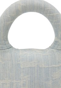 Ljusblå textilväska med en böjd handtag, texturerad tyg med ett vävt mönster och slät, rundad form.