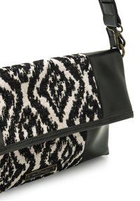 Borsa a mano in pelle nera con un motivo intrecciato in bianco e nero, superficie liscia e dettagli in metallo dorato.