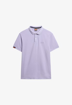 Polo de color púrpura claro hecho de algodón, con cuello abotonado y un pequeño logo bordado en el pecho. Mangas cortas, diseño minimalista.