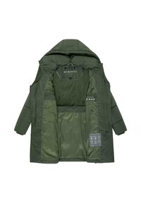 Chaqueta acolchada verde con capucha, que presenta un cierre de cremallera, múltiples bolsillos interiores y una textura suave. Forro interno en color a juego.