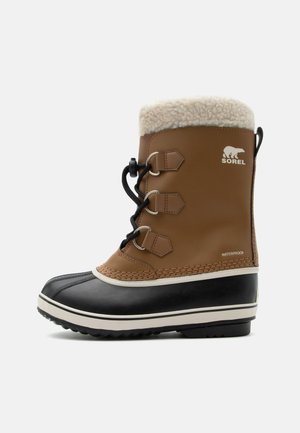 Wasserdichter Winterstiefel mit schwarzem Gummiteil unten, braunem Lederobermaterial, schwarzen Schnürsenkeln und beigem Fleece-Kragen, mit Sorel-Logo.