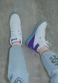 Não selecionado, white/electric purple/bluefish