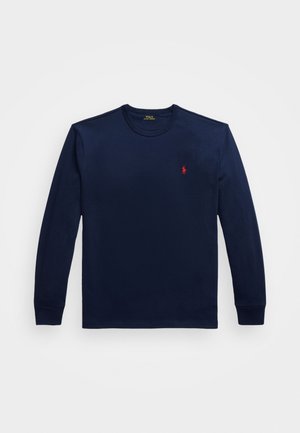 T-shirt a maniche lunghe blu navy in cotone, con collo rotondo e logo ricamato rosso sul petto sinistro. Texture morbida, design semplice.