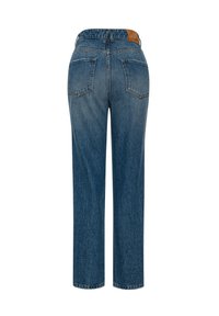 Jeans de mezclilla azul con una cintura alta, diseño de pierna recta, dos bolsillos traseros y una etiqueta de cuero marrón en la cinturilla.