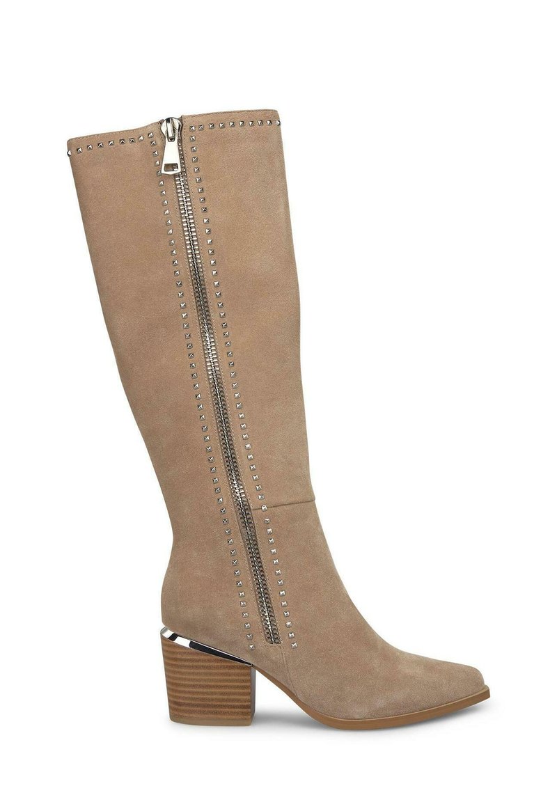 Stivale in suede taupe con altezza fino al ginocchio, caratterizzato da una cerniera laterale, borchie argento lungo la cerniera e un tacco impilato con finitura texturizzata.
