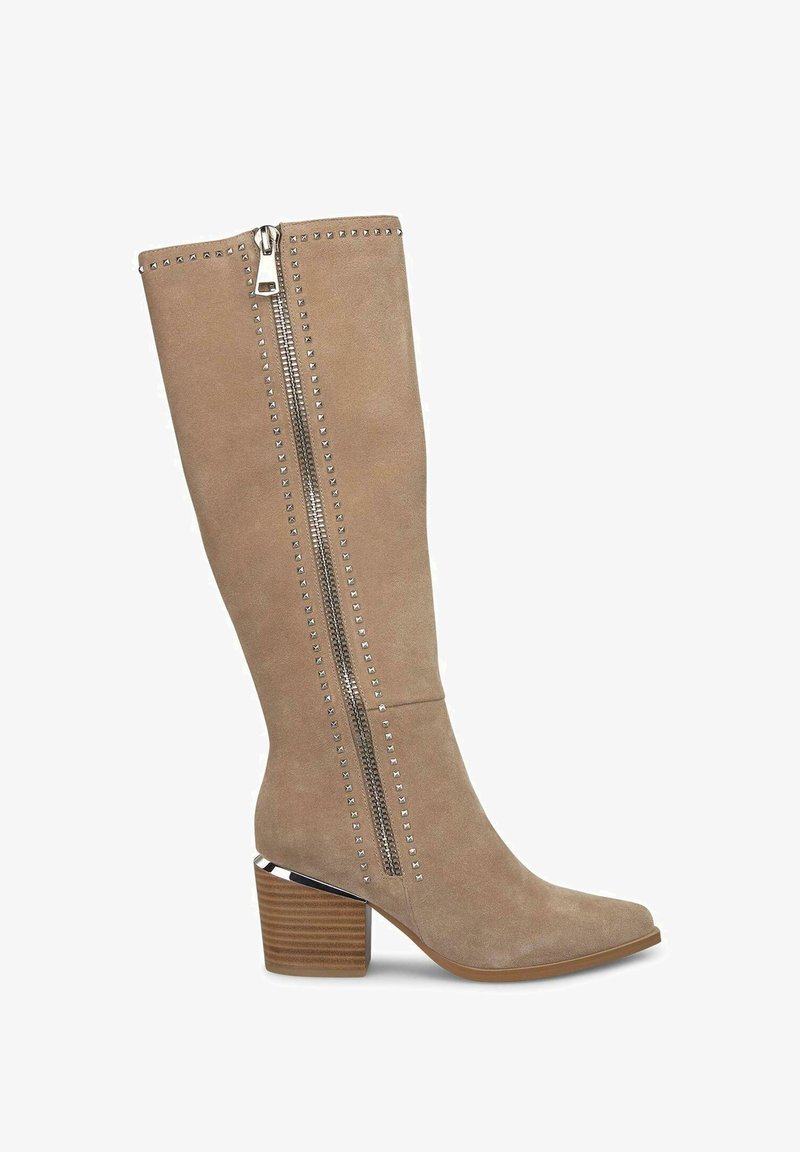 Knee-high taupe zamszowe buty z bocznym zamkiem błyskawicznym, srebrnymi ćwiekami wzdłuż zamka oraz utrzymanym na grubym obcasie o teksturowym wykończeniu.