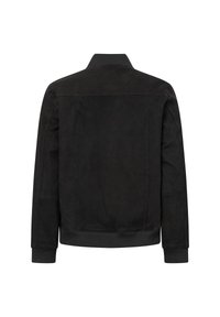 Svart mockabomberjacka med ribbat krage, ärmar och fåll. Har en enkel, slät textur och ren design utan synlig hårdvara.