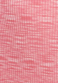 Rosa strukturiertes Gewebe mit einem vertikalen Streifenmuster, das abwechselnd helle und dunkle Farbtöne zeigt. Das Material wirkt weich und dehnbar.